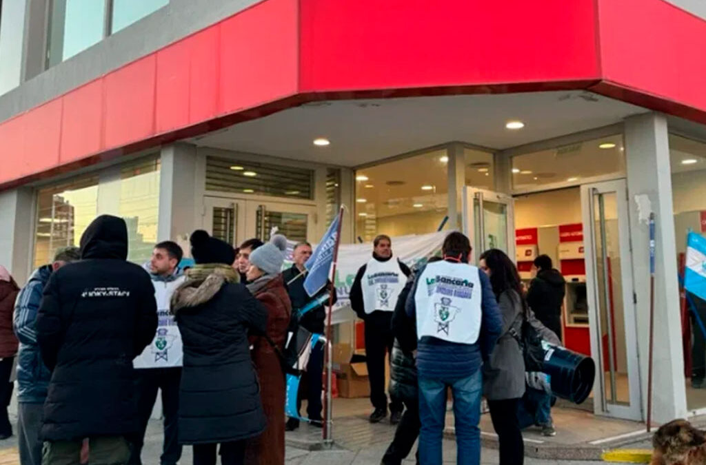 Los trabajadores bancarios de Comodoro, en alerta por los despidos: «Todos están achicando»