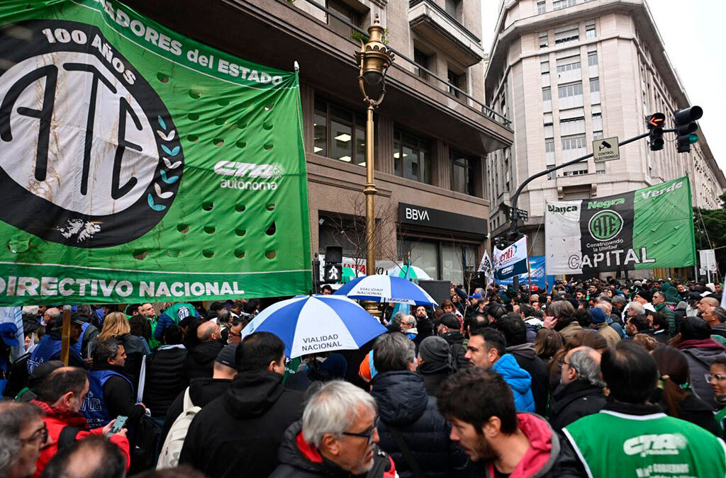 Estatales marcharon al Ministerio de Desregulacion y advirtieron: «A Sturzenegger lo espera la cárcel»