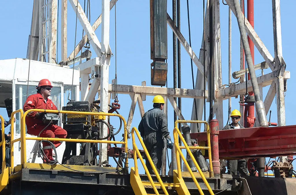 Petroleros van a un paro total en Vaca Muerta y amenazan con frenar la principal fuente de divisas del país