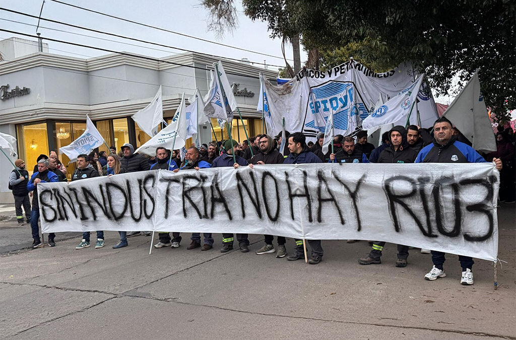 Con respaldo de los gremios industriales, químicos volvieron a las calles por el empleo en la Petroquímica Río Tercero