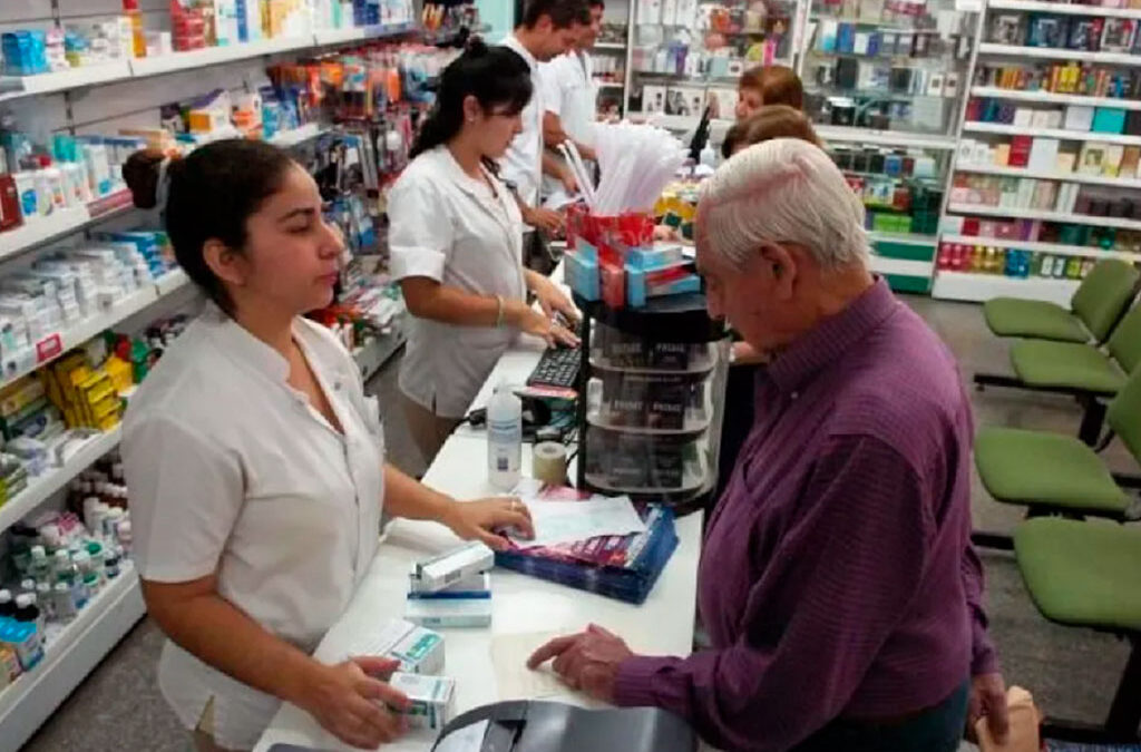 Acuerdo salarial para trabajadores de farmacias: aumentos y bonos hasta octubre
