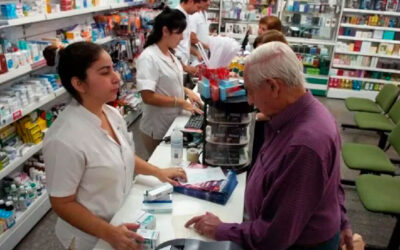 Acuerdo salarial para trabajadores de farmacias: aumentos y bonos hasta octubre