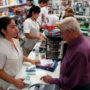 Acuerdo salarial para trabajadores de farmacias: aumentos y bonos hasta octubre