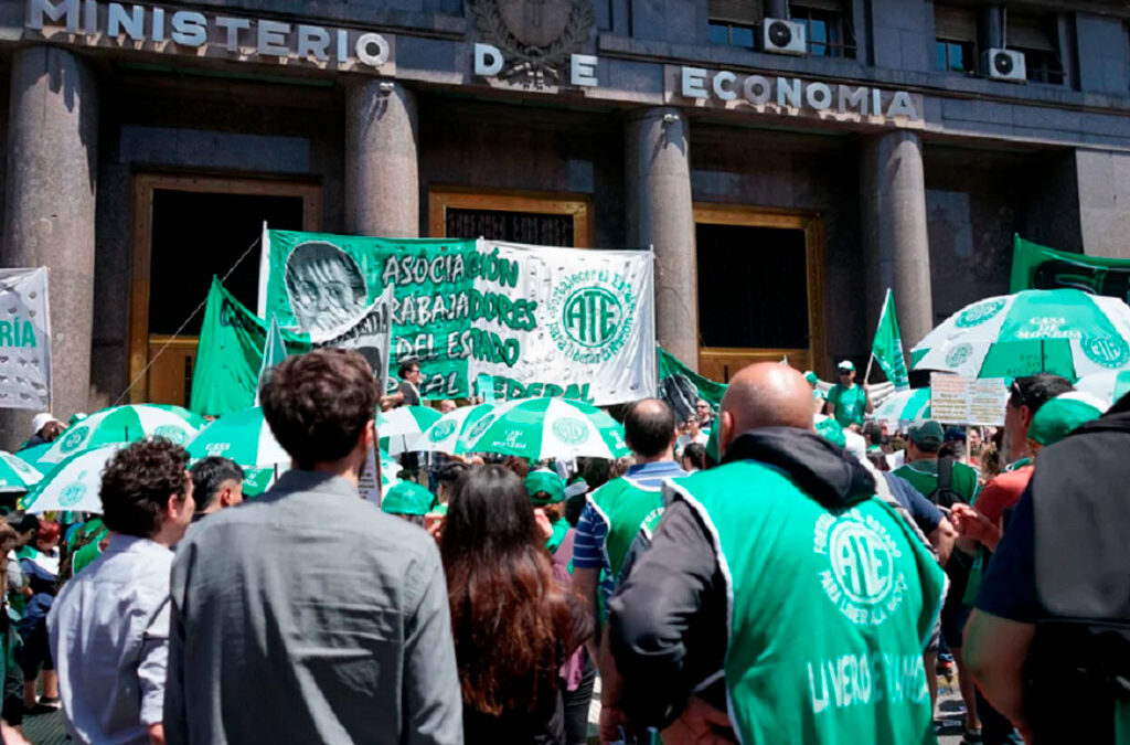 Milei celebra caída de la conflictividad laboral, pero los gremios advierten: «No es diálogo, es recesión»