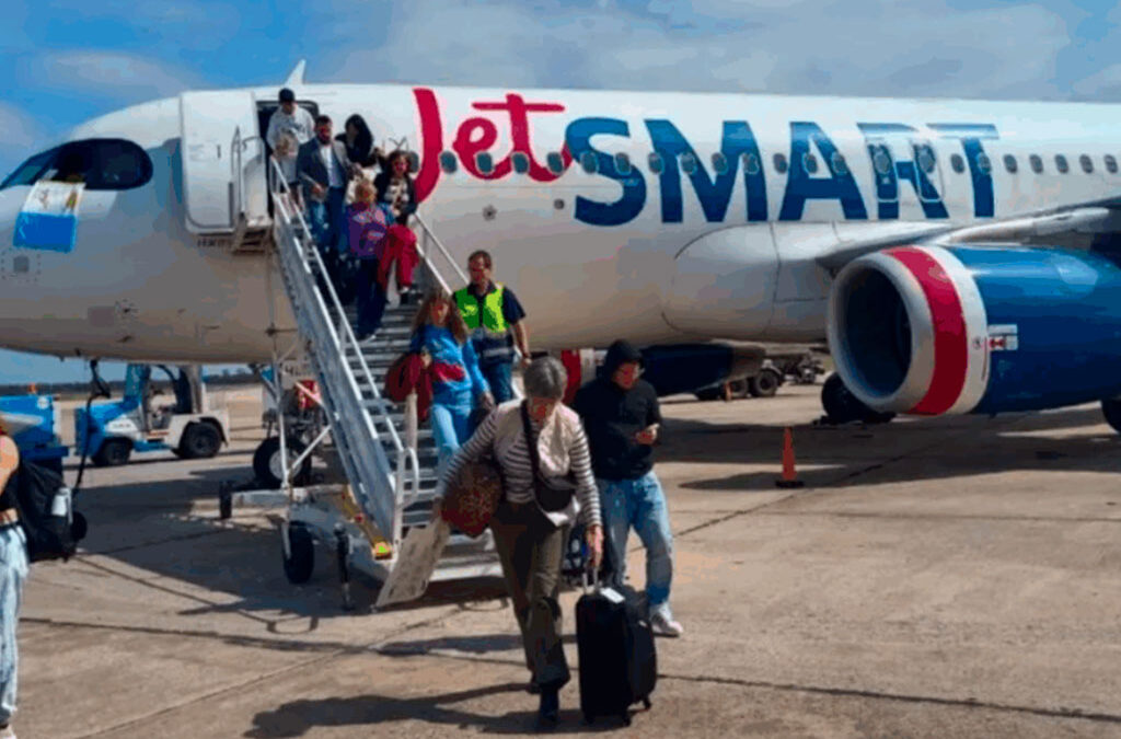 Con aumentos que van del 10% al 17% para pilotos y tripulantes, JetSmart logró frenar el paro