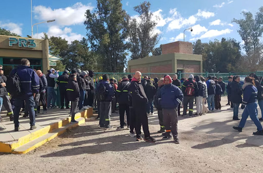 Conflicto en Petroquímica Río Tercero: El gremio amenazó con tomar la planta si no reincorporan a los despedidos
