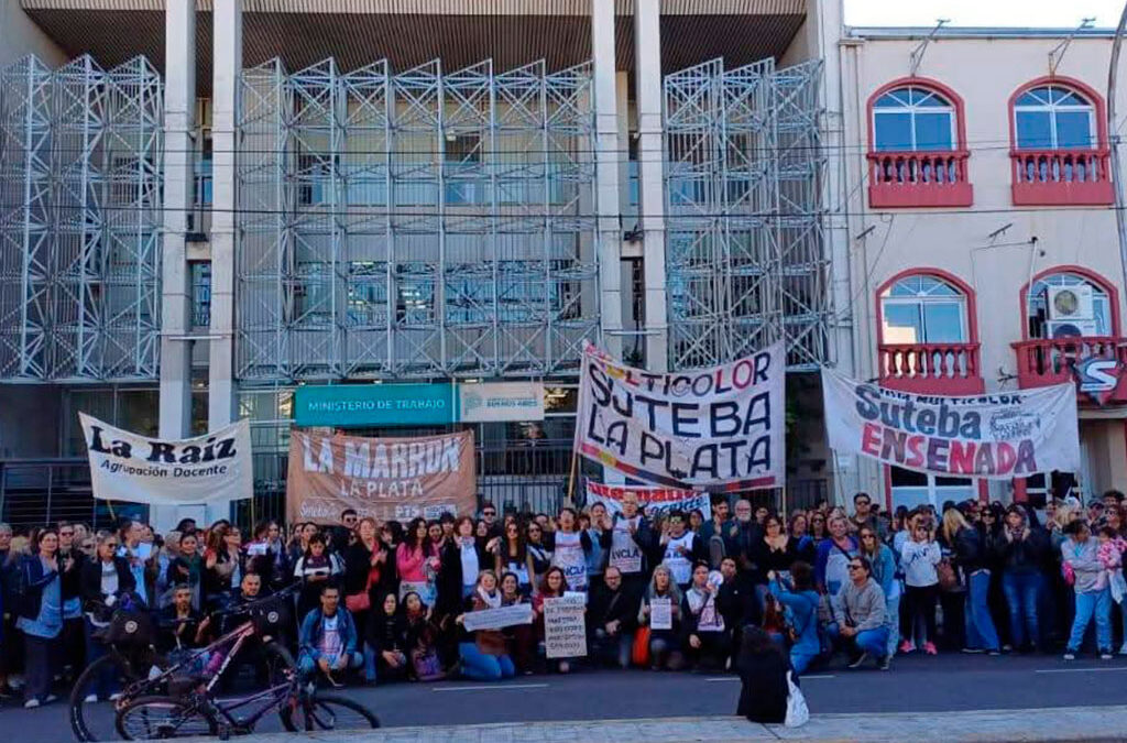 Docentes bonaerenses movilizan al Ministerio de Trabajo para presionar por aumentos en la paritaria