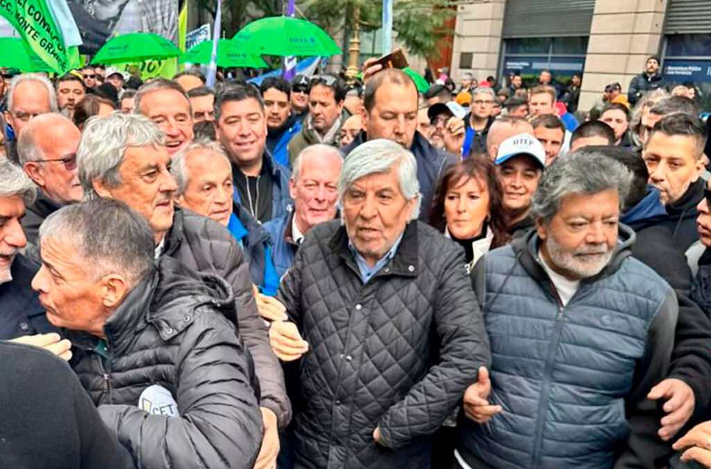 La CGT participó en la marcha de San Cayetano con menos gente de la esperada y entonó mensajes ambiguos