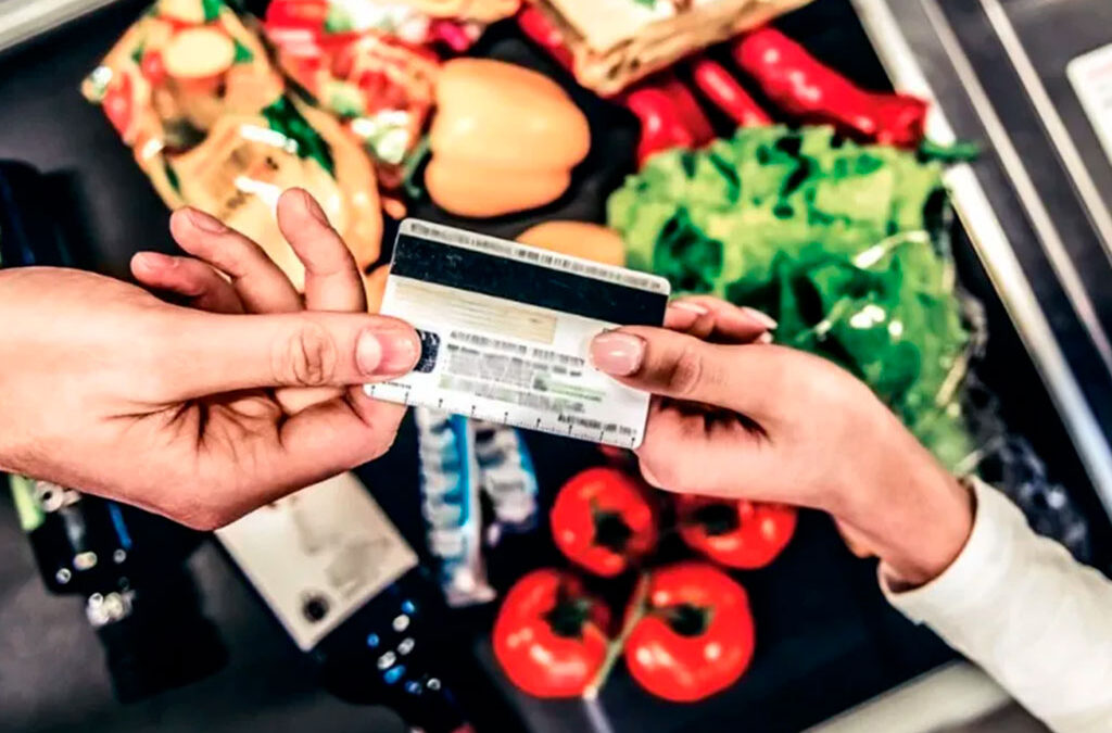 Crece el endeudamiento para comer: casi la mitad de los argentinos paga el súper con tarjeta de crédito