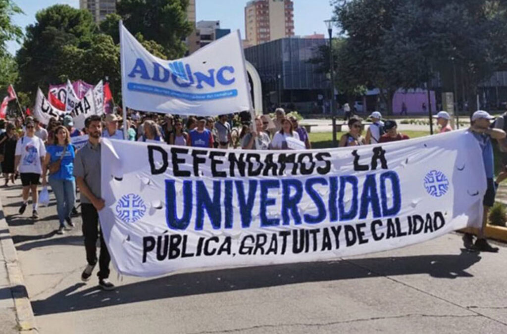 Los docentes universitarios desmintieron el aumento informado por el Gobierno: «Lo único nuevo es un bono de 25 mil pesos por única vez»