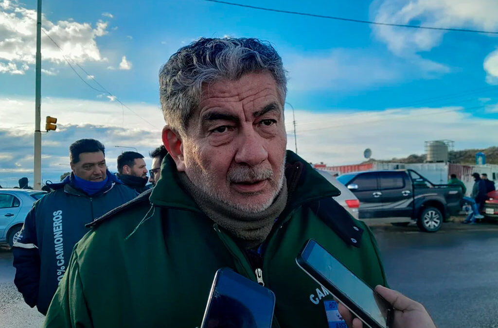 Crisis en el sector petrolero: Taboada advirtió que hay “90 camioneros colgados” y participó del encuentro con Ponce