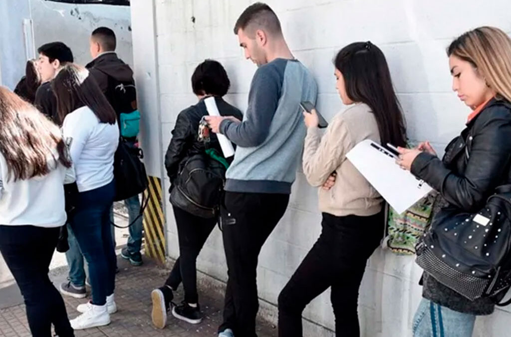 Milei y el costo social: duro informe muestra cómo su modelo profundiza la brecha en mujeres y jóvenes