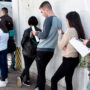 Milei y el costo social: duro informe muestra cómo su modelo profundiza la brecha en mujeres y jóvenes