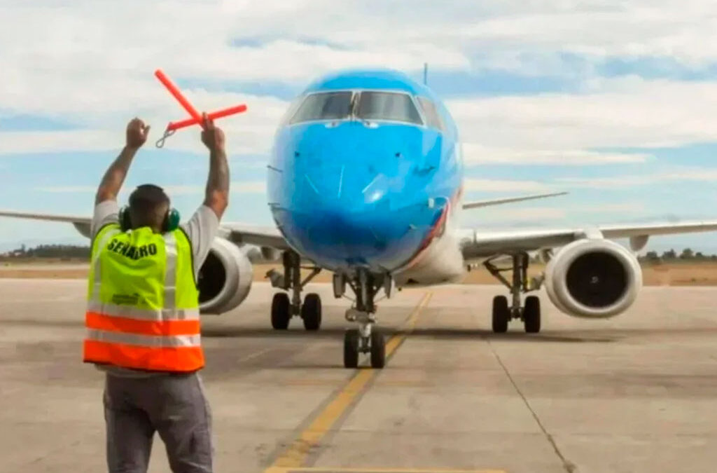 Paro de controladores aéreos: el Gobierno exige garantizar el 45 % de los vuelos