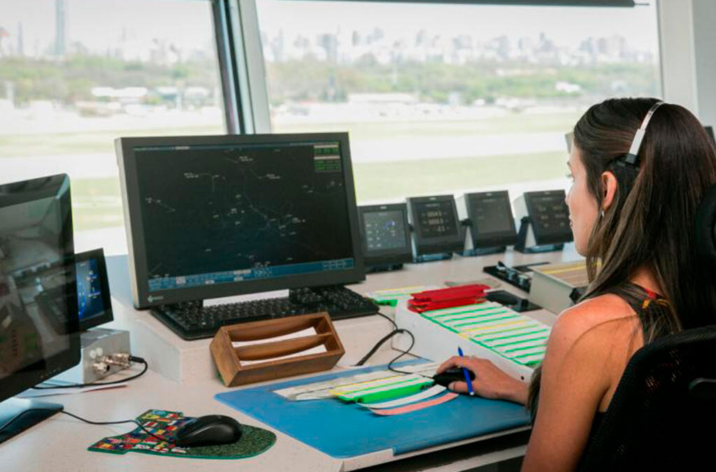 Controladores aéreos paralizaron vuelos con acatamiento total y el conflicto sigue sin solución