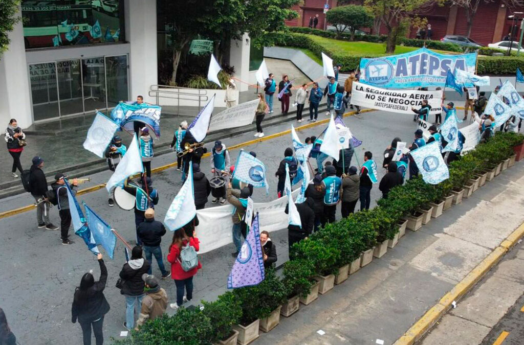 Controladores aéreos abren ventana de diálogo tras protestas: levantan paro del jueves, pero ratifican el del sábado