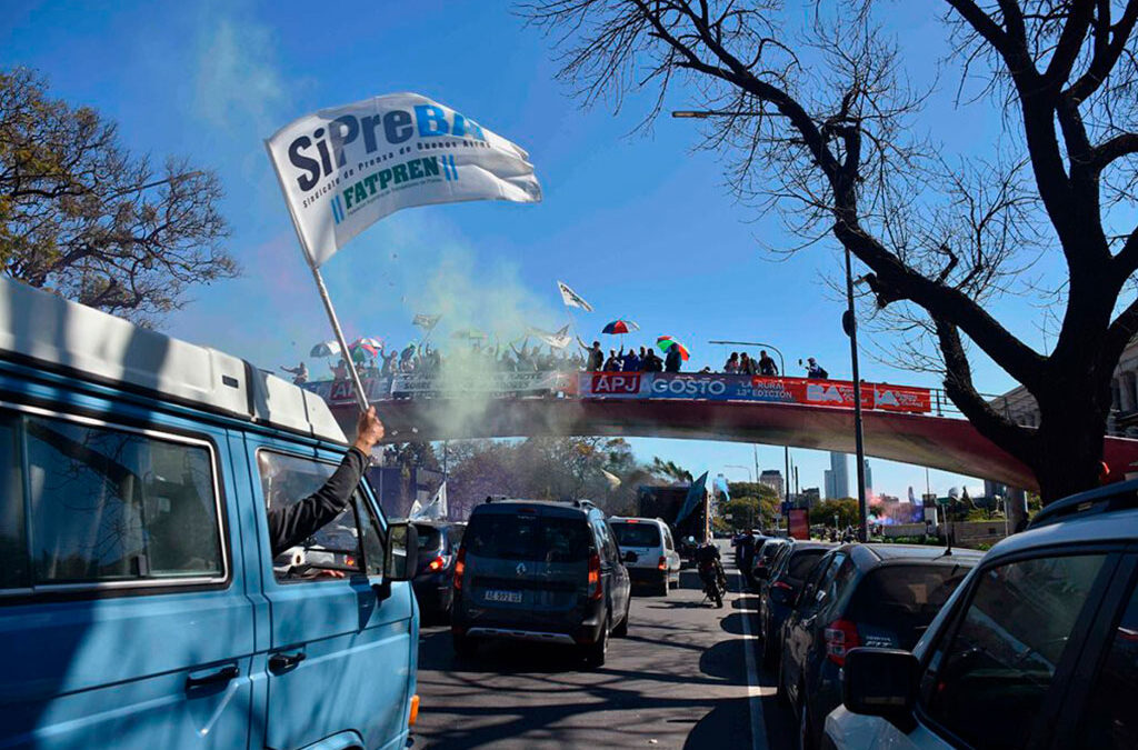Los trabajadores de medios públicos se movilizaron en una «Caravana Federal» contra el ajuste y el vaciamiento