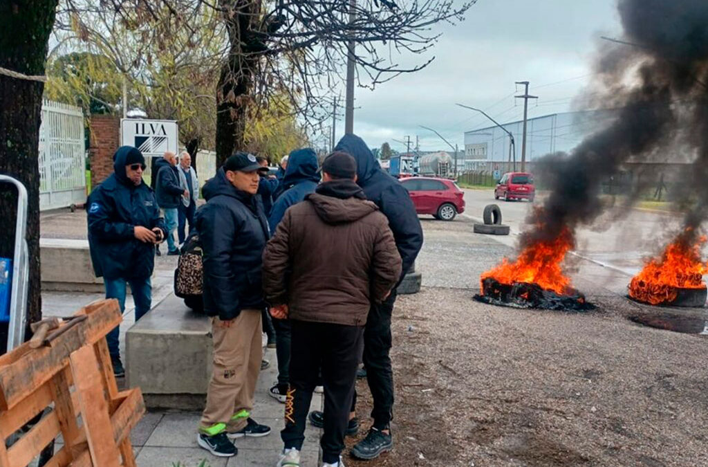Una fábrica de porcelanatos de Pilar despidió a 300 trabajadores y se agrava la crisis industrial en la región