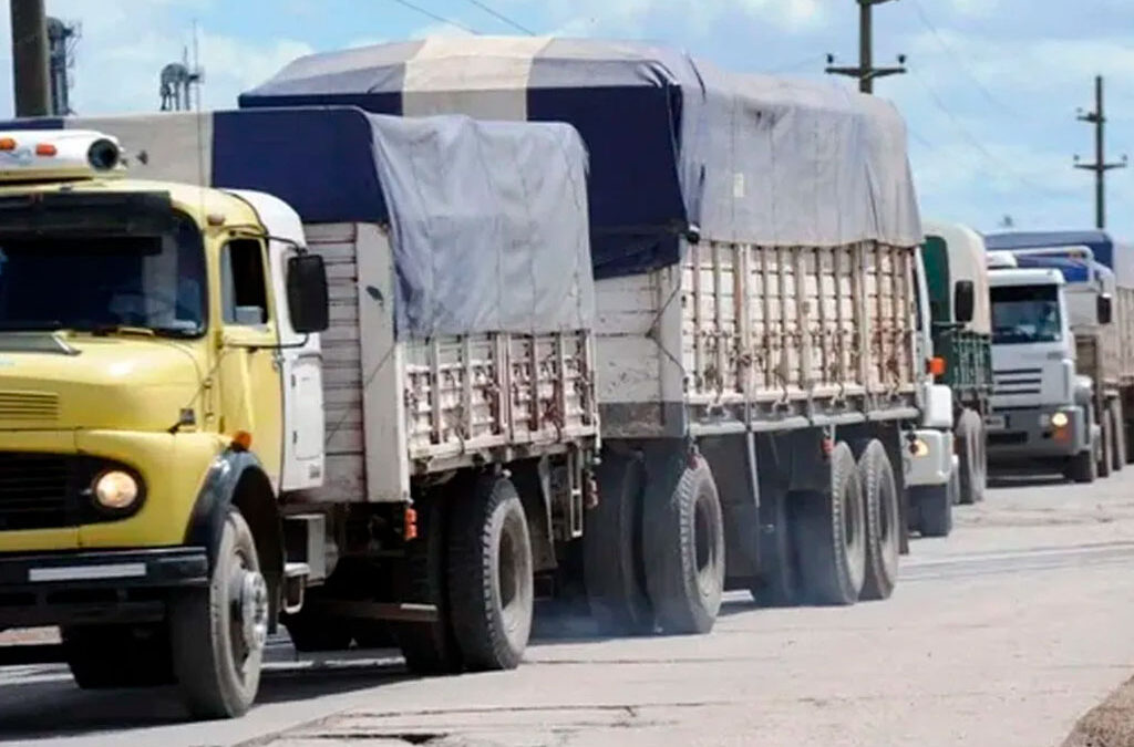 Argentina sobre ruedas… rotas: El alto costo que pagamos por rutas destruidas y camiones viejos