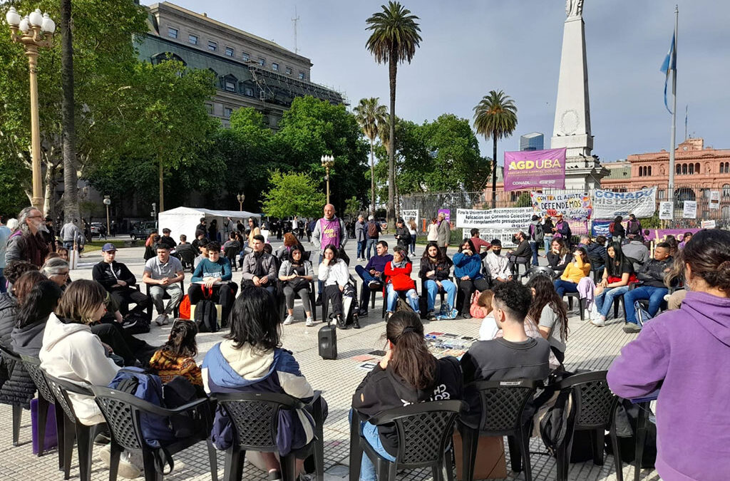 Docentes de la UBA darán clases públicas en Plaza de Mayo: «El gobierno impulsa el vaciamiento de las universidades»