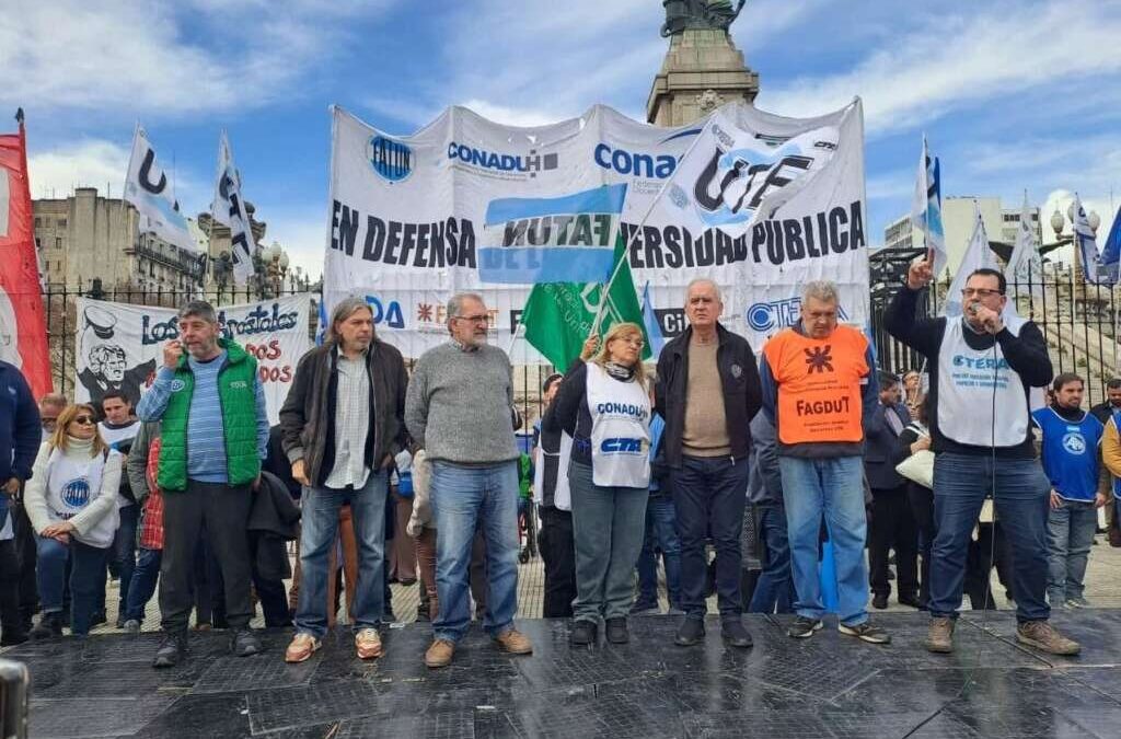 Los docentes universitarios convocan a paro y marcha por el veto de Javier Milei a la ley de financiamiento universitario