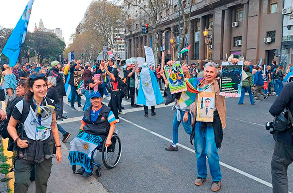 Jubilados, universitarios y trabajadores del Garrahan se movilizan contra los vetos de Milei
