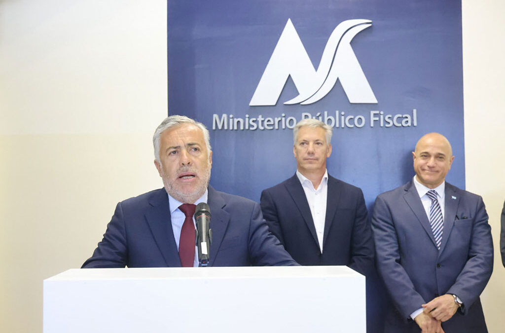 Estatales escracharon a Cornejo que escapó sin hablar: «El gobernador se aumentó un 40%, a nosotros nos da un 3%»