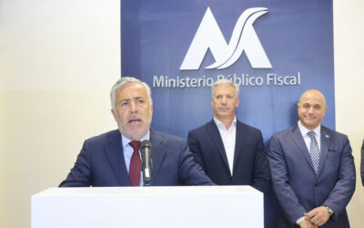 Estatales escracharon a Cornejo que escapó sin hablar: «El gobernador se aumentó un 40%, a nosotros nos da un 3%»