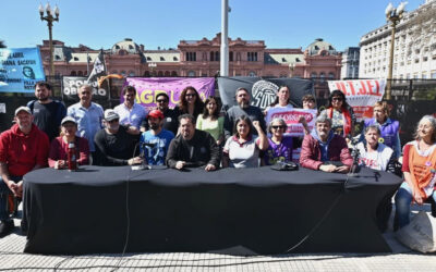 Sindicatos combativos, piqueteros y jubilados movilizaron a Plaza de Mayo bajo la consigna «Basta de gobiernos de coimeros y ajustadores»