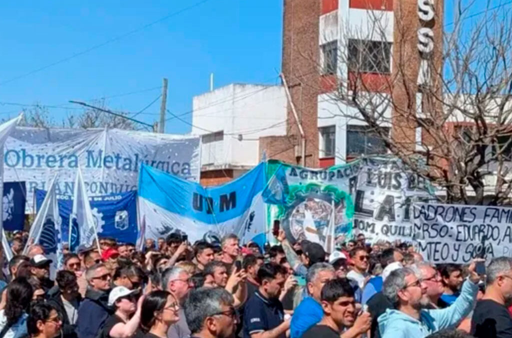 La UOM marchó en Firmat por la reapertura de Vassalli: «Es una situación muy angustiante, no solo para los trabajadores sino para todo el pueblo»