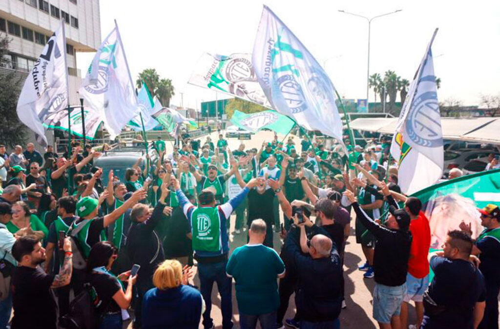Aguiar festejó el rechazo a los vetos de Milei y advierte al Gobierno que “ahora vamos por los salarios”