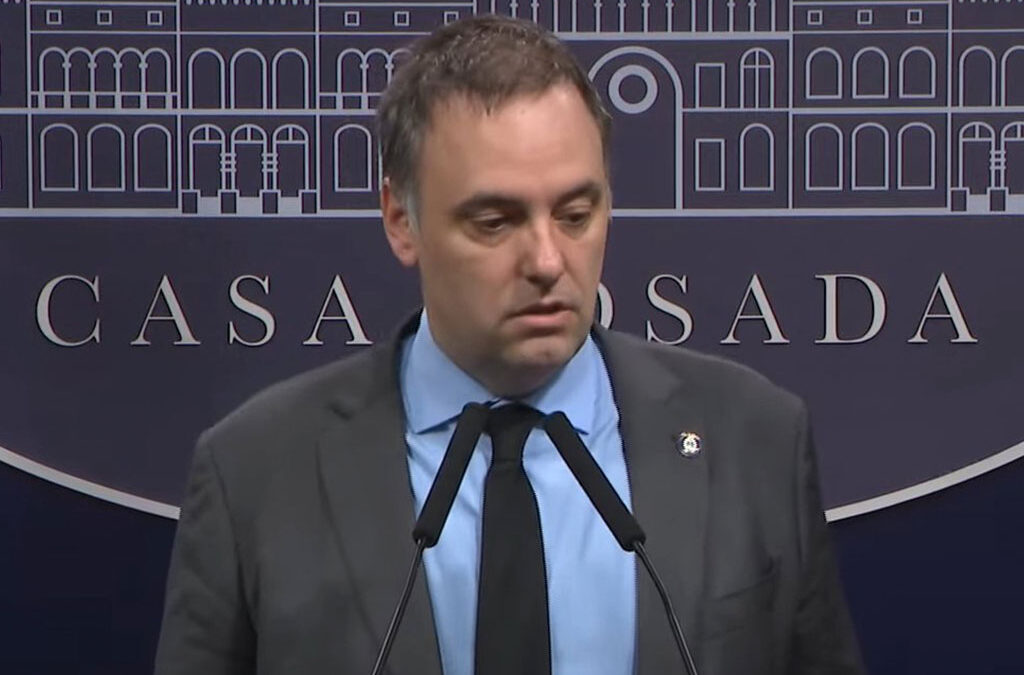 Aguiar cruzó a Adorni: «¿En serio vuelven a amenazar con despidos masivos en el Estado?»