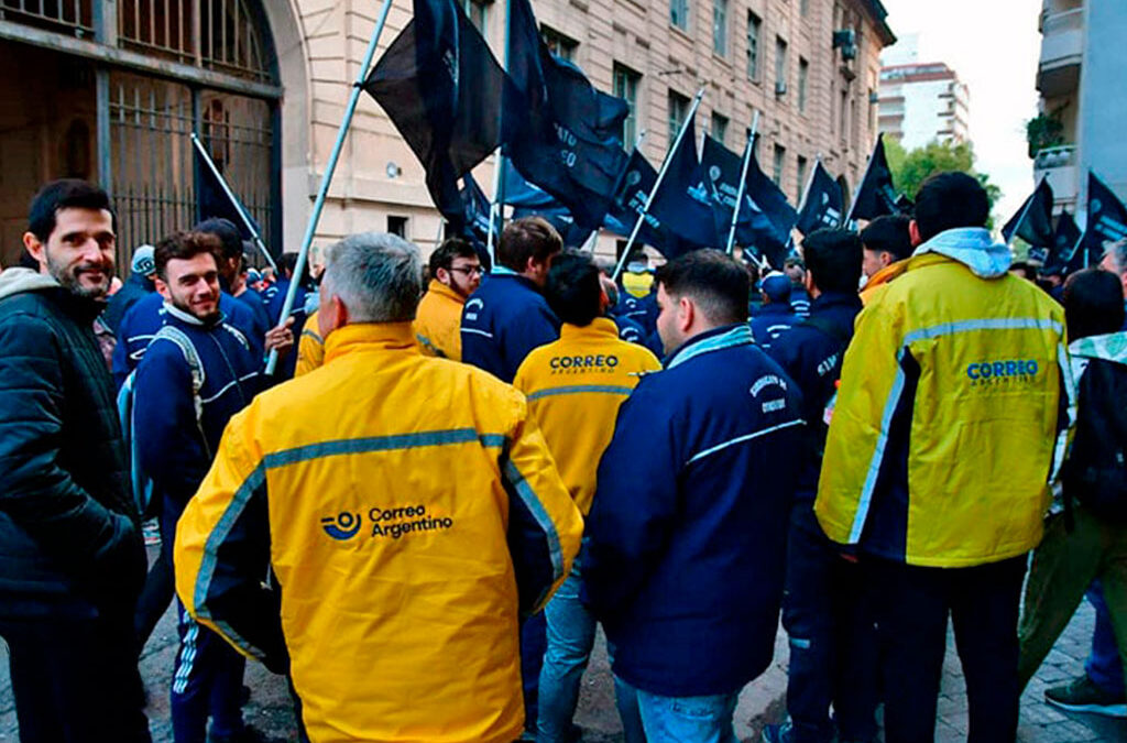 Confirman un aumento salarial y el pago de un bono por elecciones para trabajadores del Correo Argentino