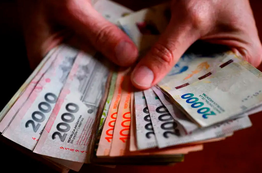 Los salarios registrados subieron 2,2% en julio y le ganaron a la inflación, según el Indec