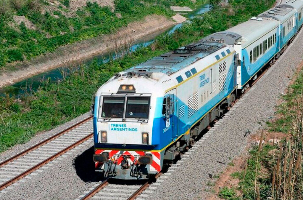 El Gobierno anunció la suspensión de dos ramales clave y La Fraternidad denuncia un desguace del servicio
