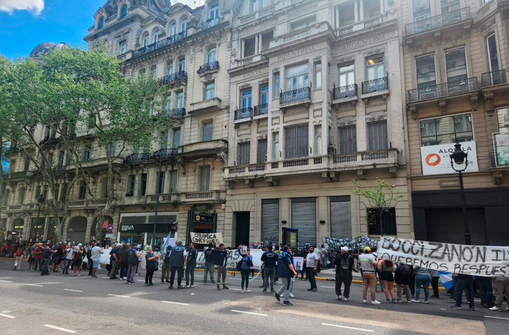 Crisis en la industria: Ceramistas se movilizaron a la UIA contra despidos y recortes salariales