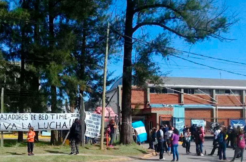 Crisis en la industria: Trabajadores de la colchonera BedTime de Tortuguitas en huelga por 16 despidos