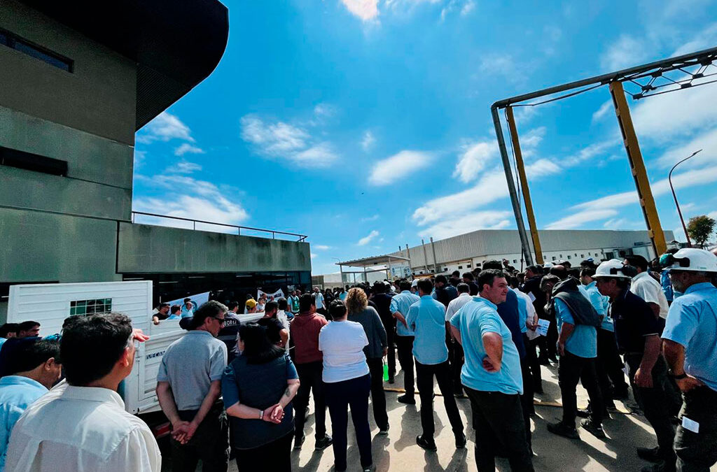 Con una multitudinaria protesta de sus trabajadores, se recalienta el clima en Atucha por la privatización de Nucleoeléctrica