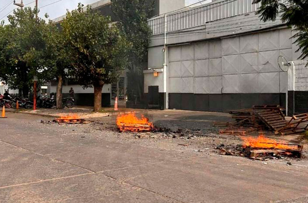 El frigorífico Euro despidió a 47 trabajadores: fuerte protesta en las instalaciones de la empresa