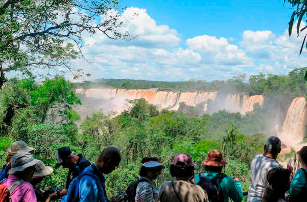 Los números no cerraron este finde largo de octubre: viajó más gente pero gastó menos