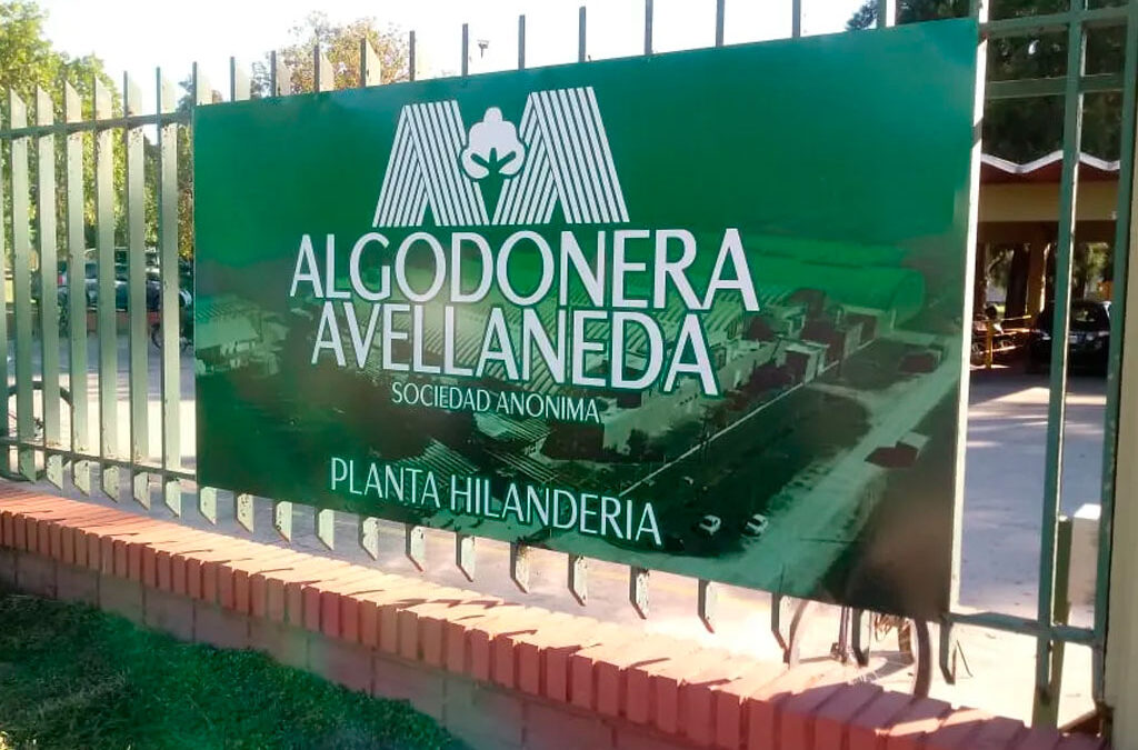 Protesta de trabajadores de Algodonera Avellaneda: «Esta es la tercera semana sin producir, no sé cuándo vamos a cobrar»