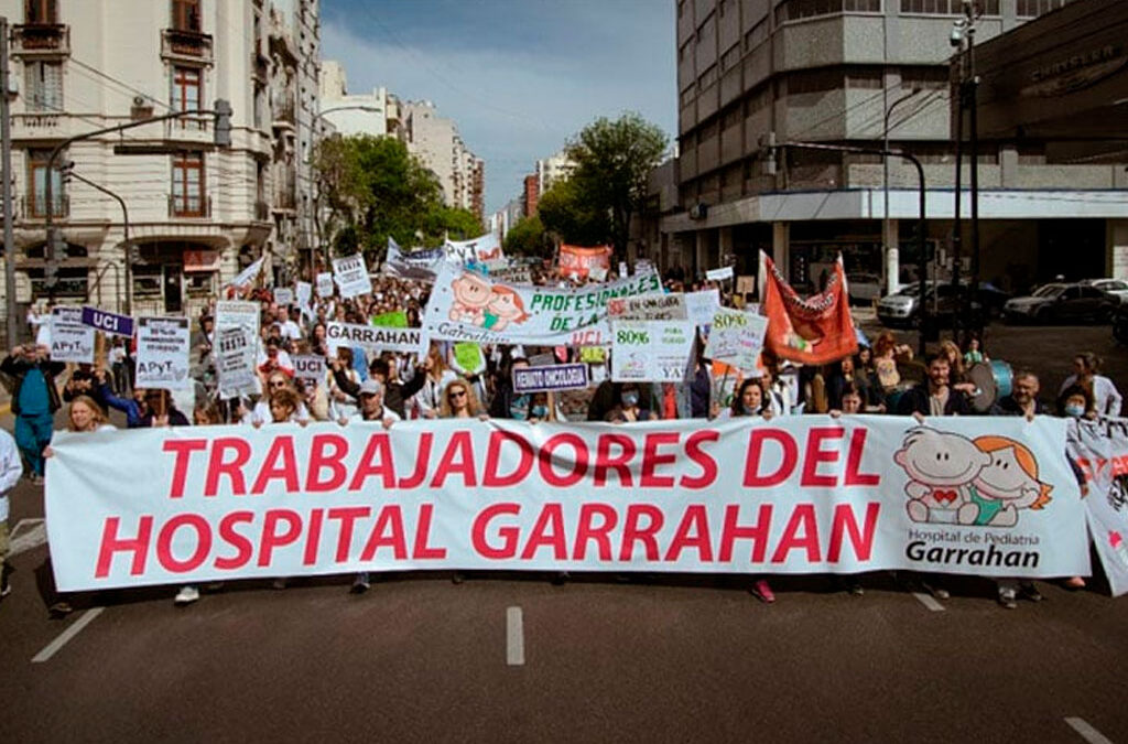 Trabajadores del Garrahan movilizaron hasta Olivos para exigir la aplicación de la Emergencia Pediátrica y Discapacidad