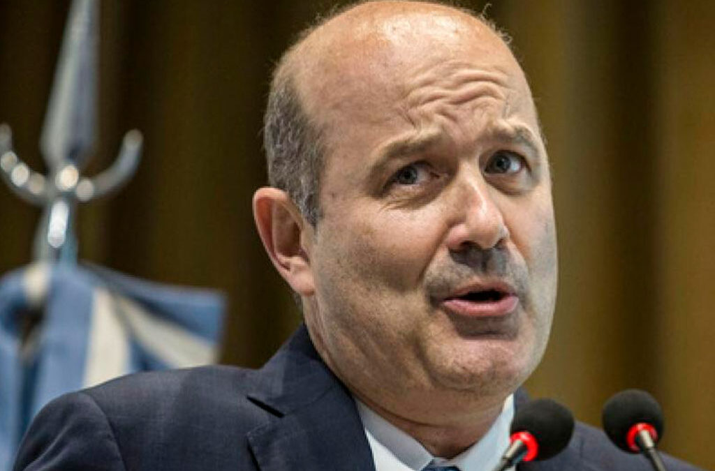 Sturzenegger reaviva la disputa con la CGT: busca eliminar las cuotas solidarias que financian a los gremios