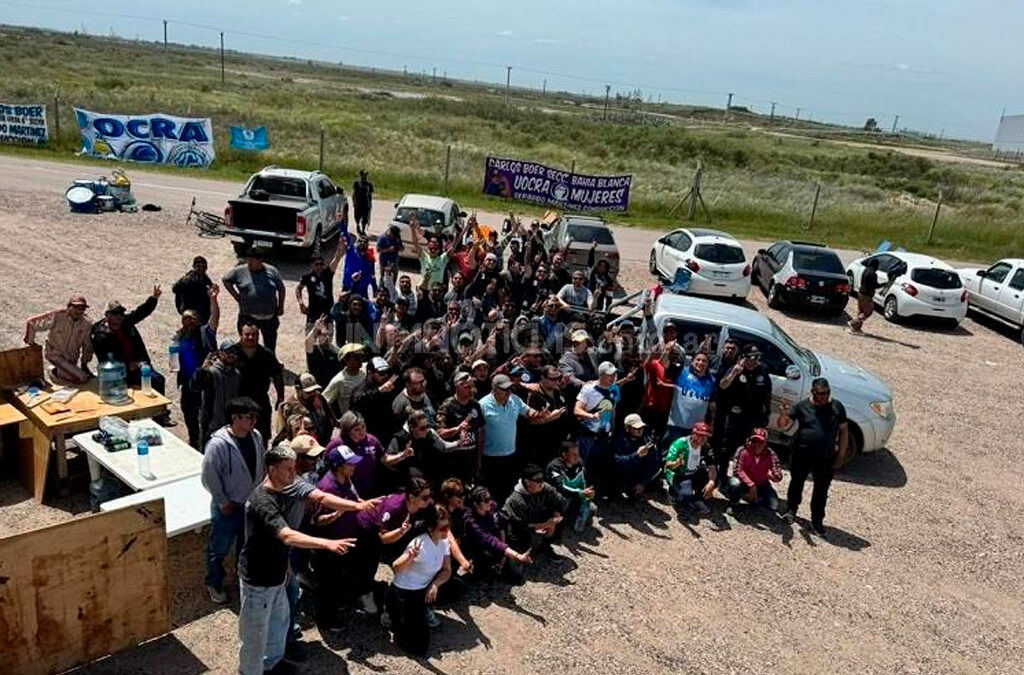 Protesta de la UOCRA en Puerto Rosales por despidos y sueldos adeudados en el proyecto «Rosa Negra»