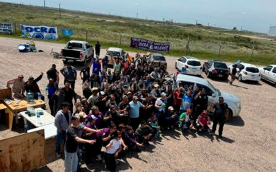 Protesta de la UOCRA en Puerto Rosales por despidos y sueldos adeudados en el proyecto «Rosa Negra»