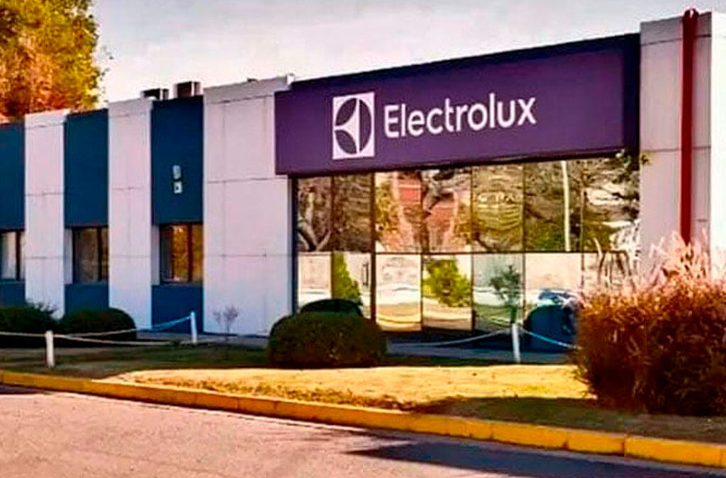 Electrolux extendió las suspensiones rotativas a 400 trabajadores en la planta de Rosario
