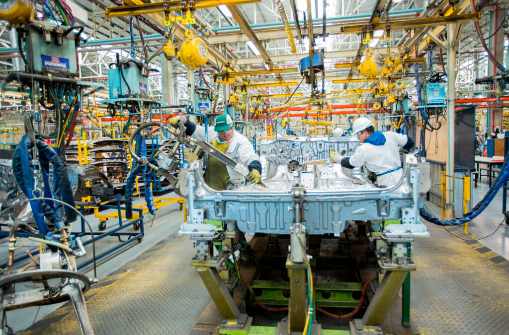 El empleo en la industria está en su menor nivel desde 2022 y en la era Milei cerraron casi 2 mil empresas del rubro