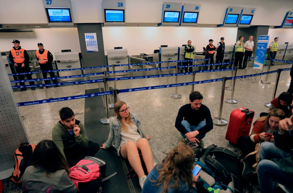 Alertan que un nuevo paro de controladores aéreos podría afectar los vuelos del fin de semana largo