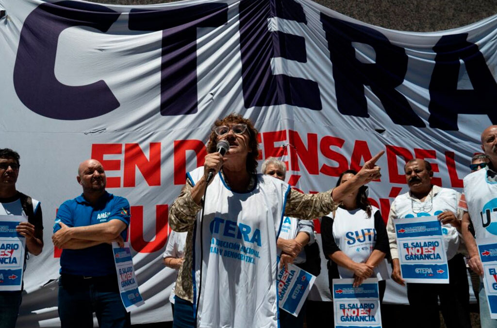 CTERA se movilizó a Economía en rechazo al impuesto a las ganancias y pidió frenar el «presupuesto del ajuste» de Milei