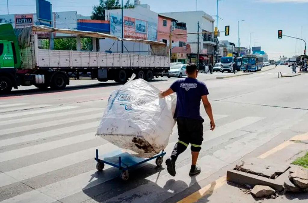 La mitad invisible del trabajo: 9 de cada 10 trabajadores de la economía popular gana menos de tres salarios mínimos